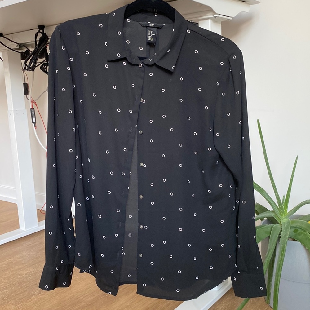 H&M printed long sleeve button down black top size 8